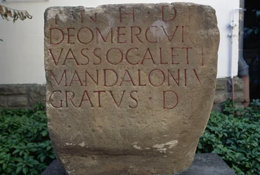 Iscrizione con dedica a Mercurio, lastra di arenaria, Bitburg, Renania-Palatinato, Germania, civiltà romana, II-III secolo d.C.