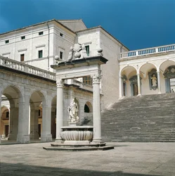 Abbazia di Montecassino, scala principale e pozzo