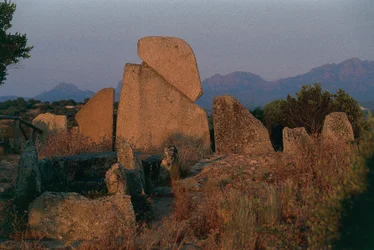 Italia, Sardegna, Arzachena, provincia di Olbia-Tempio, Tomba dei Giganti di Li Longhi, vista posteriore