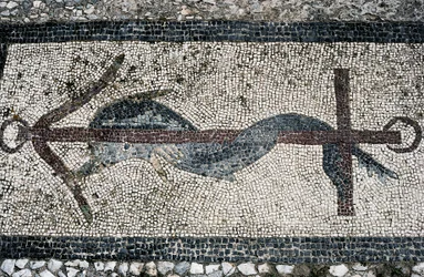 Mosaico raffigurante delfino e ancora, isola di Delo (Lista del Patrimonio Mondiale UNESCO)