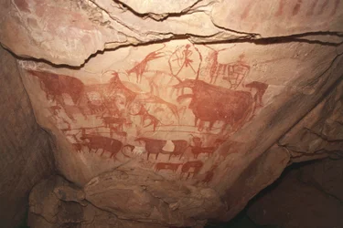 Dipinto raffigurante scene di caccia, arte rupestre sahariana, Enneri Tougwi, Tibesti, Ciad