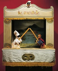 Pulcinella e Pasquale Terremoto, burattini del teatro Maria Imperatrice Guarattelle, Napoli, Italia (foto)