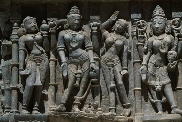 Rilievo raffigurante figure femminili, tempio Adishvara, Vimalavasi Tuk, complesso templare sulla collina di Shatrunjaya, Palitana, Gujarat, India