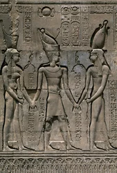 Rilievo con Thutmose III e Dei Heka e Khnum, Facciata della Sala Ipostila del Tempio di Khnum, Esna, Egitto, civiltà egizia, (dettaglio)