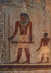 Sarenput, con il giunco e lo scettro Sekhem, seguito dal figlio Ankhu, pittura murale, Tomba di Sarenput II, necropoli di Qubbet el-Hawa, vicino ad Assuan, Egitto, civiltà egizia, Medio Regno