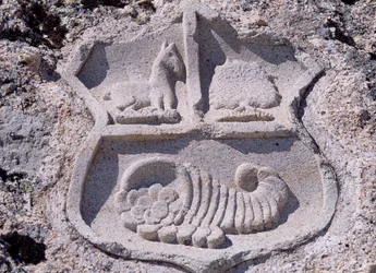 Castiglia e León, Mombeltrán, Castello dei Duchi di Albuquerque, Dettaglio architettonico con stemma