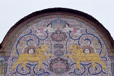 Sole e leone, emblema reale della dinastia Qajar, decorazione in piastrelle policrome sulla facciata della casa Qavam, nota anche come Narenjestan e Ghavam
