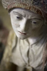 Santa donna con un cappellino