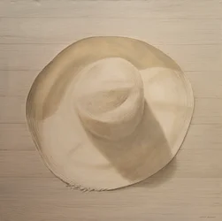Cappello da viaggio su tavolo polveroso, 2010