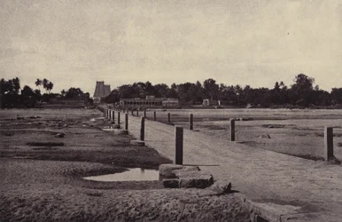 Madura: Il Fiume Vygay, con Strada Sopraelevata, verso Madura