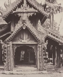 Pugahm Myo: Portale scolpito nel cortile della Pagoda Shwe Zeegong
