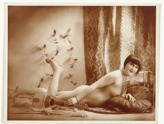 Nudo femminile sdraiato con mandolino