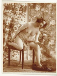 Nudo femminile con fiore