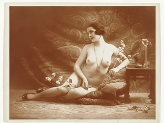 Nudo femminile con fiori