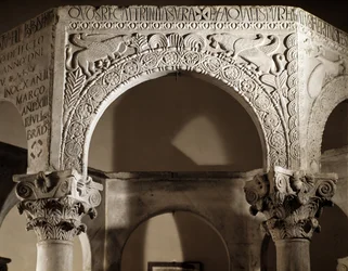 Arte longobarda, Rinascenza di Liutprando: dettaglio di arco decorato con rilievi, 730-740, Cividale del Friuli, Museo Cristiano, battistero di San Callisto