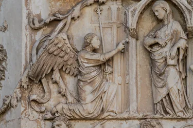 Annunciazione, dettaglio da Scene della vita di Cristo, Storie del Nuovo Testamento, bassorilievi di Lorenzo Maitani (prima del 1275-1330), terzo pilastro, facciata del duomo di Orvieto, Umbria, Italia