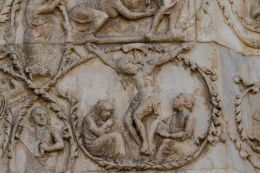 Crocifissione, dettaglio da Scene della vita di Cristo, Storie del Nuovo Testamento, bassorilievi di Lorenzo Maitani (prima del 1275-1330), terzo pilastro, facciata del duomo di Orvieto, Umbria, Italia