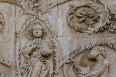 Albero di Jesse e profezie messianiche, dettaglio, Storie della Genesi, bassorilievi di Lorenzo Maitani (prima del 1275-1330), secondo pilastro, facciata del duomo di Orvieto, Umbria, Italia