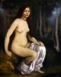 Giovane donna seduta in una foresta