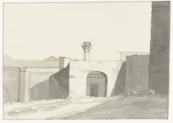 Colonna antica e edifici nel porto di Brindisi