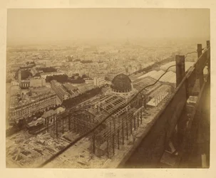 Vista aerea di un edificio espositivo in costruzione