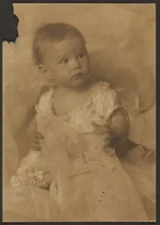 [Bambino con tulle]