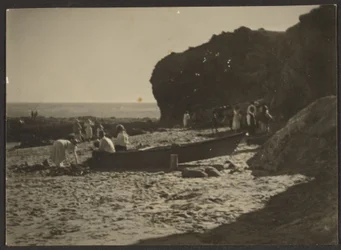 [Scena sulla spiaggia]
