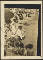 [Scena sulla spiaggia]