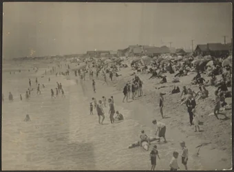 [Scena sulla spiaggia]