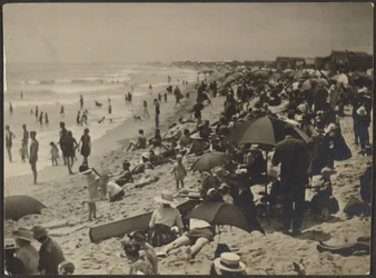 [Scena sulla spiaggia]
