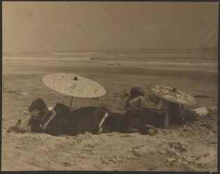[Scena di spiaggia con ombrelli di carta]