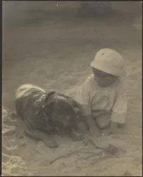 [Ragazzo seduto con un cane]