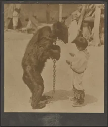 [Ragazzo con orso incatenato]
