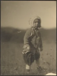 [Bambino che indossa un cappellino nel campo]