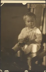 [Bambino su sedia grande]