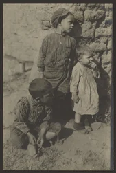 [I bambini contro il muro di pietra]