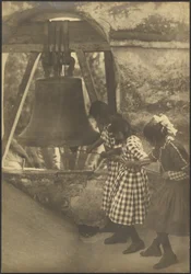 [Bambini che suonano una campana]
