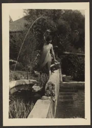 [Ballerina in giardino]