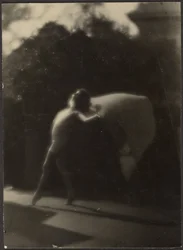 [Ballerina in giardino]