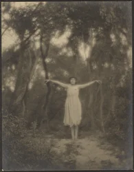 [Danzatrice in giardino]