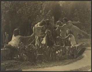[Ballerini in posa lungo il muro del giardino]