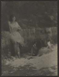 [Danzatrici in giardino, a riposo]