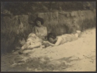 [Danzatrici in giardino, a riposo]