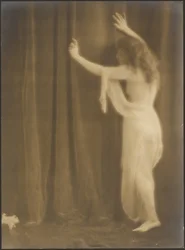 [Donna drappeggiata]