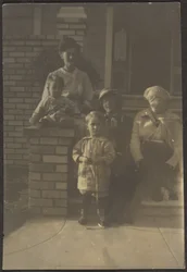 [Ritratto di famiglia fuori casa]