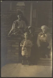 [Ritratto di famiglia fuori casa]