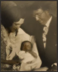[Ritratto di famiglia con bambino in fasce].
