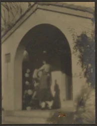 [Ballerina davanti alla casa]