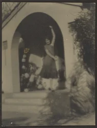 [Ballerina davanti alla casa]