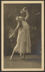 [Danzatrice con fiore davanti a un arazzo]